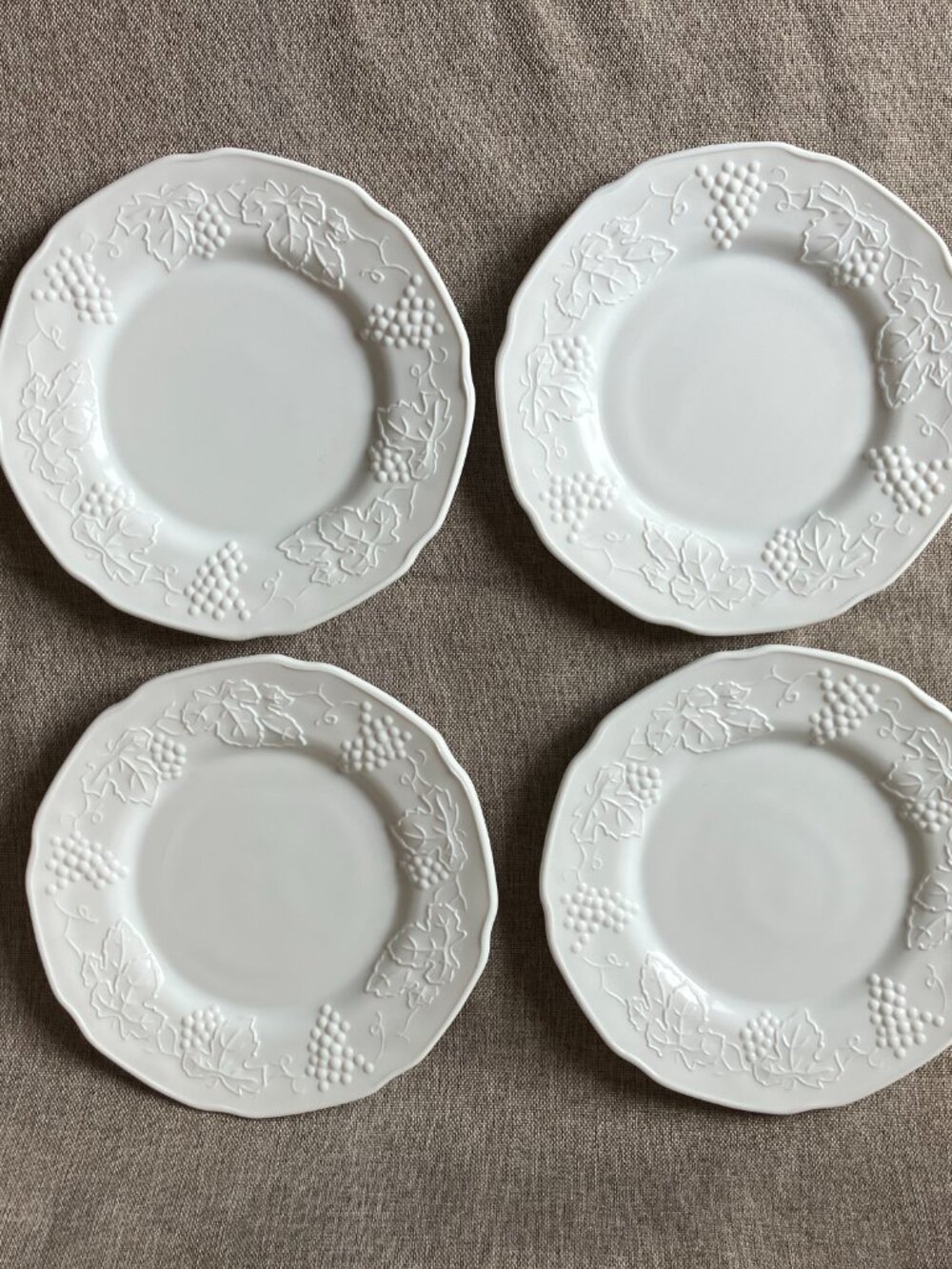 Set of 4, VTG Indiana Glass Milk Glass Harvest Grape 8" Round Snack/Lunch Plates - Picture 3 of 7